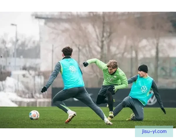 奥格斯堡三比二逆转狼堡双星建功